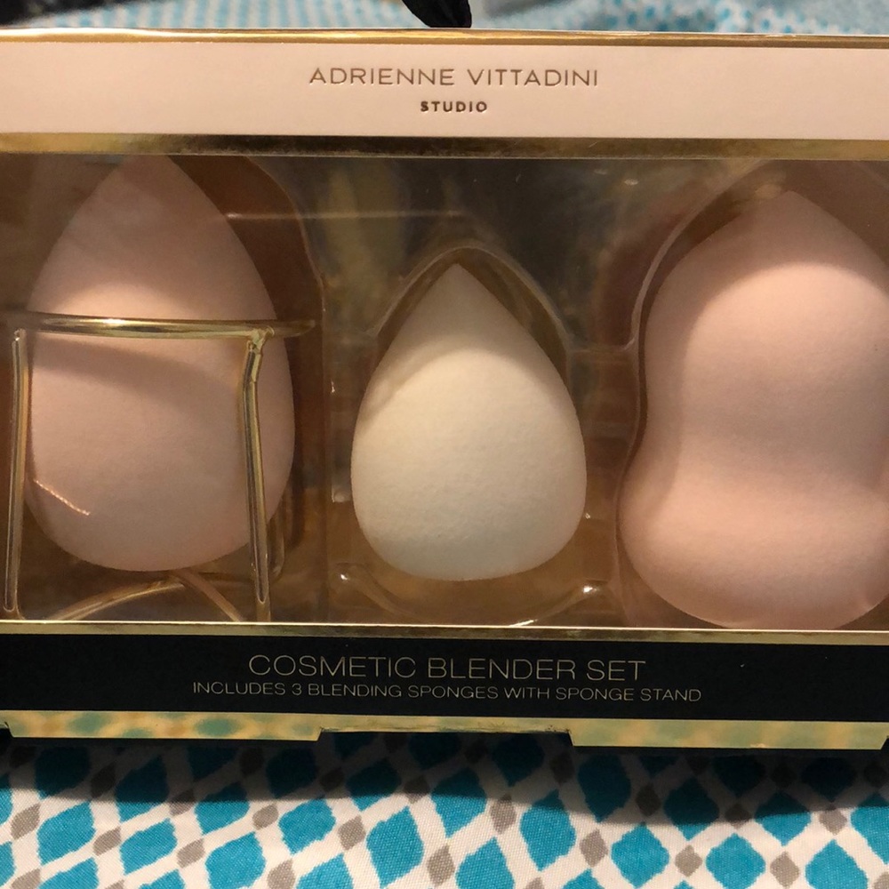 3 Cosmetic Sponges with Stand